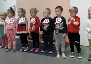 Przedszkolaki podczas śpiewania hymnu Polski.