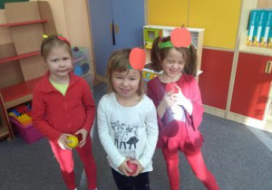 Dziewczynki prezentują radosne minki.