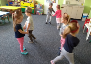 Dzieci tańczą przy piosence o misiu.