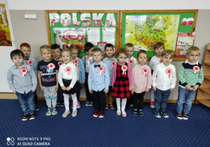 Jeżyki śpiewają hymn Polski.
