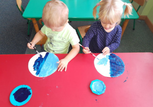 Paweł i Sonia malują kule ziemska farbami.