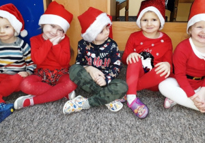 Dzieci czekają na Św. Mikołaja.