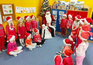 Dzieci z grupy Skrzaty śpiewają piosenkę dla Mikołaja pt.Święta to czas niespodzianek