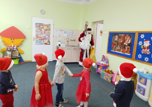 Mikołaj zawitał do sali Biedronek.
