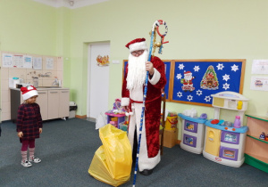 Mikołaj z workiem prezentów dla dzieci.