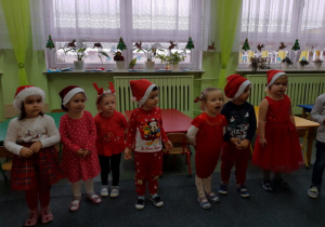 Biedronki śpiewają piosenkę dla Mikołaja.