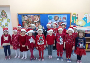 Dzieci z grupy Bratki śpiewają Mikołajowi piosenkę.