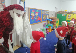Dzieci witają Świętego Mikołaja.
