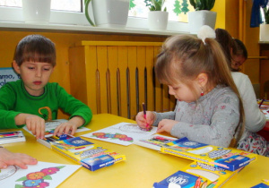 Dzieci kolorują laurki dla dzidków.
