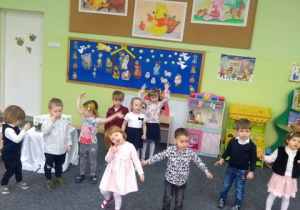 Dzieci śpiewają piosenkę pt.: "Choinka przedszkolaka"