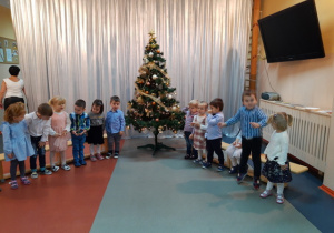 Dzieci śpiewają piosenkę pt.: "Mikołaj jedzie samochodem"