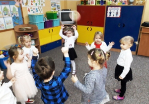 Dzieci tańczą do piosenki "Gwiazdeczka".