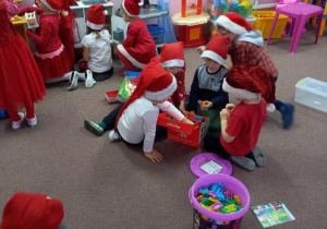 Poziomki bawią się zabawkami, którymi obdarował ich Mikołaj.