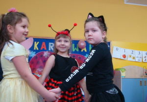 Dziewczynki w wesołym tańcu - Kinga, Zuzia i Kinga.