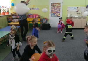 Taniec dzieci z balonami.