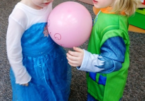Kaja i Franek podczas konkursu z balonem.