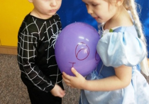Hania i Adaś tańczą z balonem.