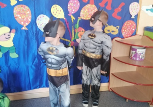 Chłopcy - Batmani prezentują stroje.