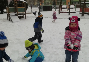 Jeżyki wesoło bawią sie na śniegu.