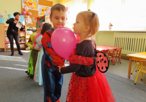 Taniec z balonem Lianny i Igora.