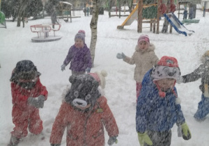 Dzieci w śnieżkach.