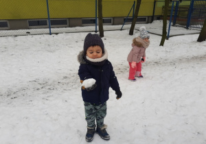 Hubert prezentuje swoją kulę śniegową.