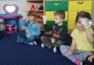 Dzieci prezentują sylwety kotów.