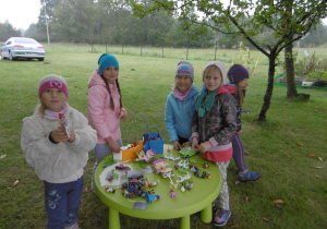 dziewczynki przy stoliku z zabawkami