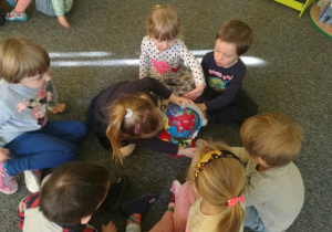 Dzieci poznają globus.