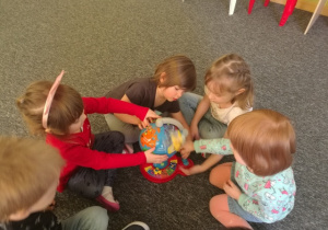 Dzieci poznają globus.