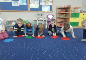 Dzieci grają palcami na krążkach.