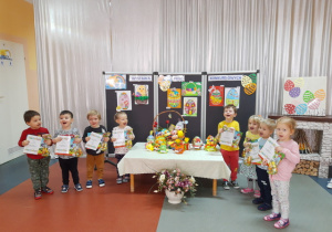 Dzieci z grupy "Biedronki" prezentują swoje prace.