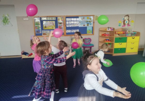 Wiosenne zabawy dzieci z balonami.