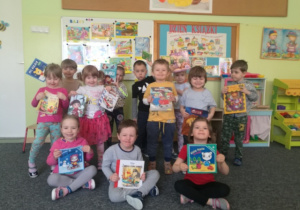 Dzieci ze swoimi ulubionymi książkami.