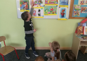 Olaf wskazuje obrazek z bajką, która jest odpowiedzią na zagadkę.