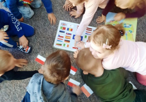 Dzieci wskazują flagę Polski.