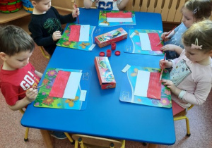 Dzieci malują farbami flagę Polski.