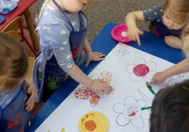 Dzieci malują "Wiosenną łąkę".