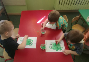 Jaś, Grześ i Mateusz malują żabki.