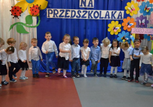 Dzieci śpiewają piosenkę pt."Do przedszkola idzie maluch".