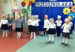 Przedszkolaki tańczą do piosenki pt. "Boogie-woogie".