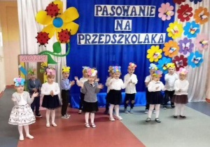 Dzieci klaszczą do piosenki.