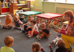 Dzieci słuchają wiersza i ćwiczą narządy mowy.