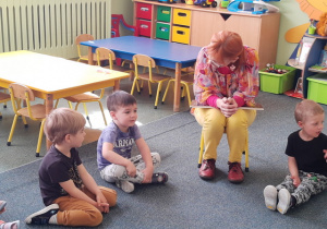 Pani Kasia rozmawia z dziećmi na temat wysłuchanych wierszy.