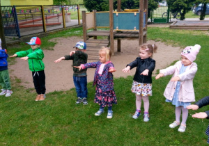 Dzieci wyciągają raczki przed siebie.