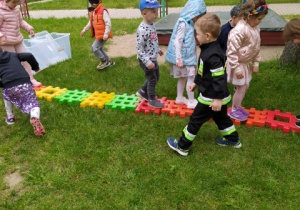 Przejście po moście zbudowanym przez dzieci.