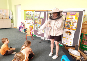 Dzieci poznają kombinezon pszczelarza.