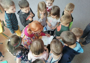 Dzieci oglądają kolorowa książkę.