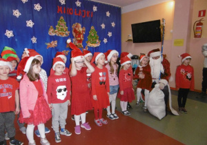 dzieci śpiewają piosenkę dla Mikołaja