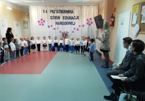 Dzieci z grupy "Motylki i Biedronki" śpiewają piosenkę pt." Kolorowe listki"